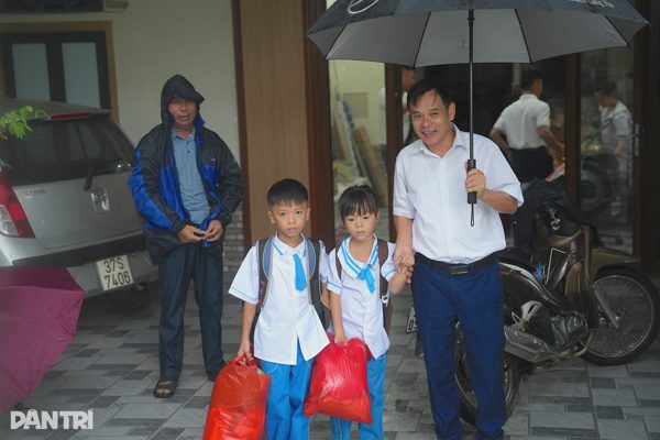Công an làm việc với 2 người liên quan vụ 127 học sinh không đi học