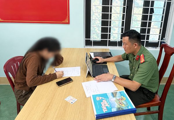 Công an làm việc với các chủ tài khoản Facebook đăng bán sách giáo khoa photocopy