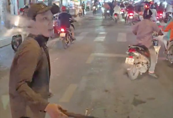 Công an làm việc với người đàn ông cầm gậy đập kính xe tải ở TPHCM