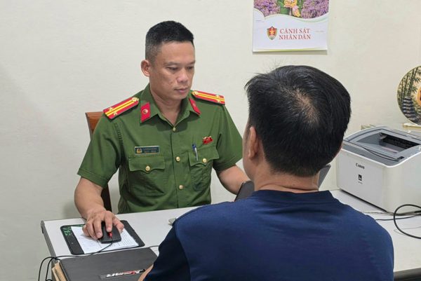 Công an làm việc với người đàn ông lái ô tô vứt rác bên đường gây phẫn nộ