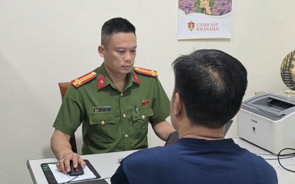 Công an làm việc với người lái ô tô bỏ rác bên đường