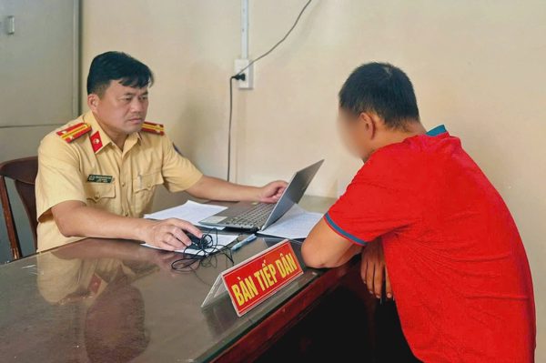 Công an làm việc với tài xế loan tin sai sự thật về CSGT TPHCM