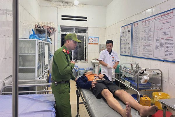 Công an Lào Cai kịp thời giải cứu tài xế bị ngã xuống vực sâu 20m