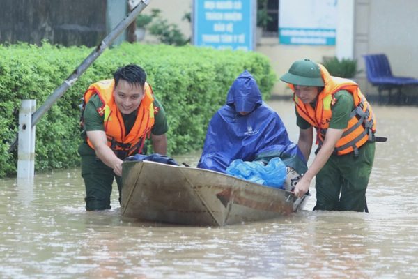Công an lập tổ công tác hỗ trợ bệnh nhân tại cơ sở y tế bị ngập nặng
