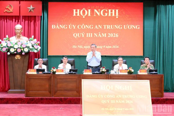 Công an nhân dân tiếp tục gương mẫu thực hiện các chủ trương, nghị quyết của Đảng