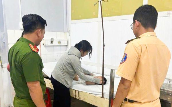 Công an Phú Quốc hỗ trợ cháu bé đang lên cơn co giật đến bệnh viện kịp thời