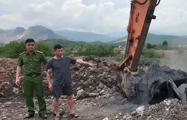 Công an Quảng Ninh lật tẩy chiêu trò chôn lấp trái phép hàng trăm tấn chất thải