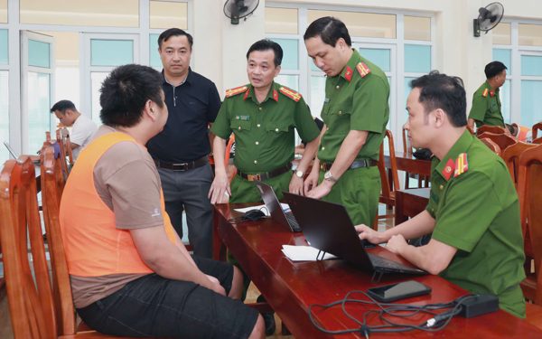 Công an sang Lào bắt gọn ổ nhóm lừa đảo qua mạng, chiếm đoạt 1.500 tỉ đồng của hàng ngàn người Việt