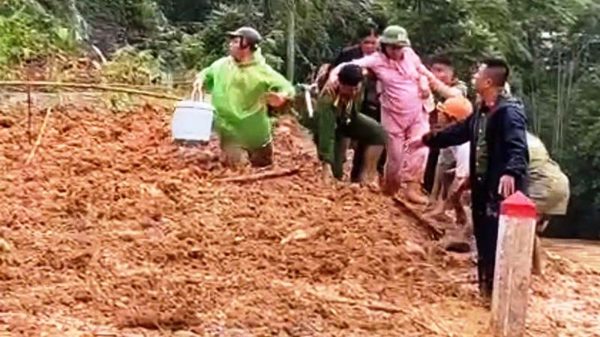 Công an Thanh Hóa giúp dân ứng phó với thiên tai