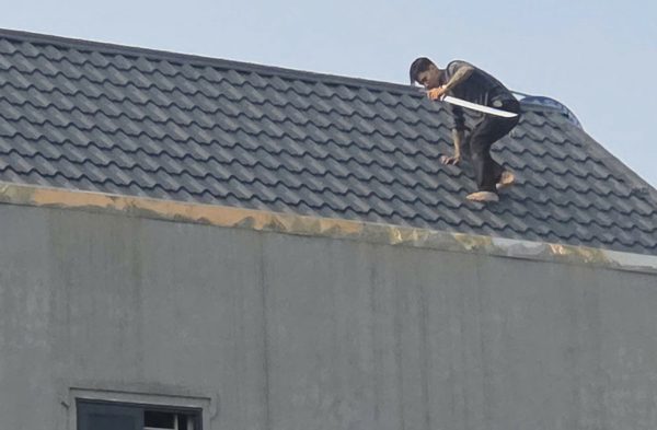 Công an Thanh Hóa vây bắt 2 người cầm hung khí cố thủ trên mái nhà