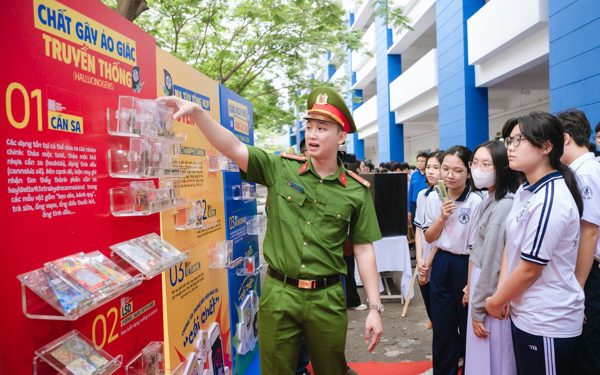 Công an tới trường giúp học sinh - sinh viên tạo 'kháng thể' trước cạm bẫy ma túy