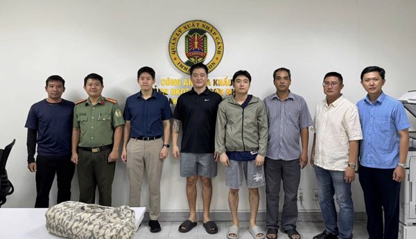 Công an TP.HCM bắt, bàn giao 3 kẻ bị Interpol truy nã đỏ