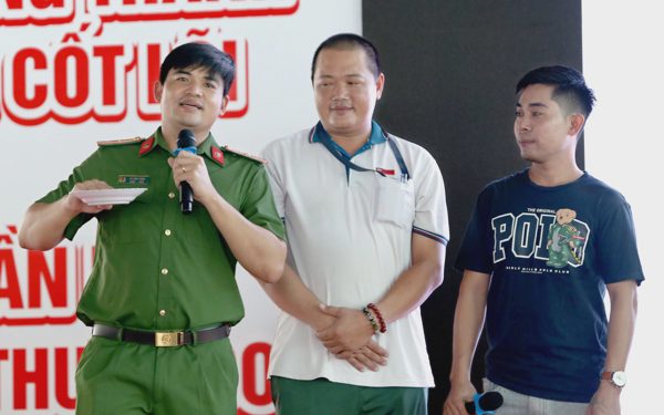 Công an TP.HCM mô phỏng cảnh ‘xào ke’ tuyên truyền phòng chống ma túy cho công nhân
