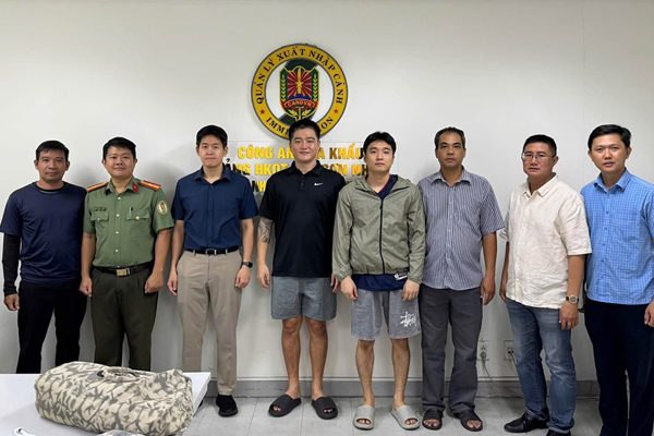 Công an TPHCM bắt, bàn giao 3 đối tượng bị Interpol truy nã đỏ