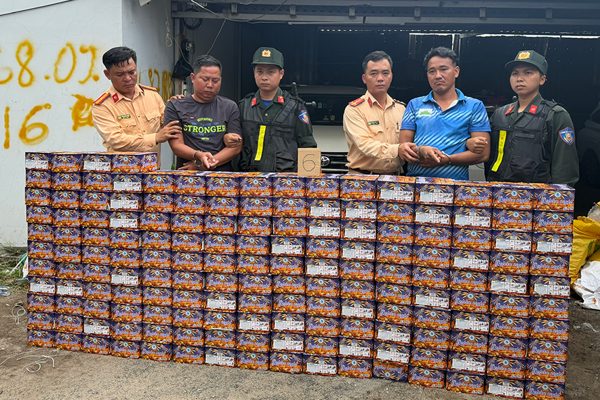 Công an TPHCM chặn bắt đường dây buôn hàng cấm tinh vi bằng ứng dụng giao hàng