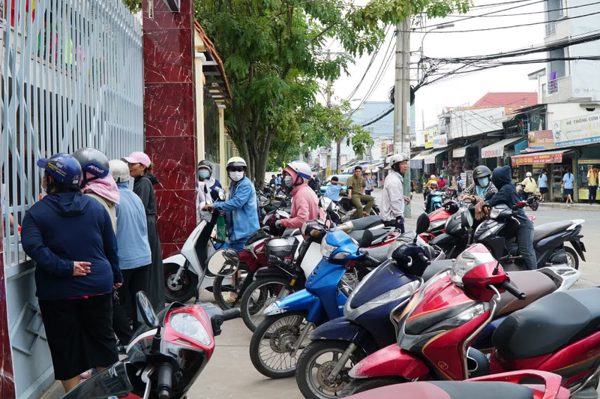 Công an TPHCM nói gì khi học sinh phải đi dưới lòng đường vì vỉa hè bị lấn chiếm?