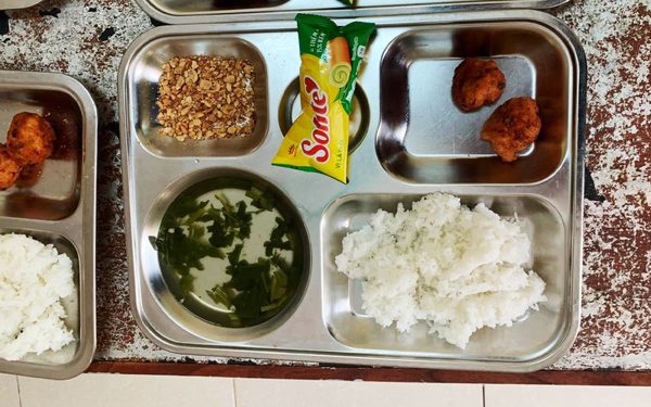 Công an vào cuộc vụ khay cơm có muối lạc, 2 miếng thịt viên