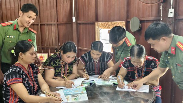Công an xã A Vương thí điểm mở lớp học tiếng Việt cho đồng bào Cơ Tu