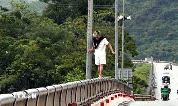 Công an xã Phong Nha kịp thời ngăn nam thanh niên đứng trên lan can cầu