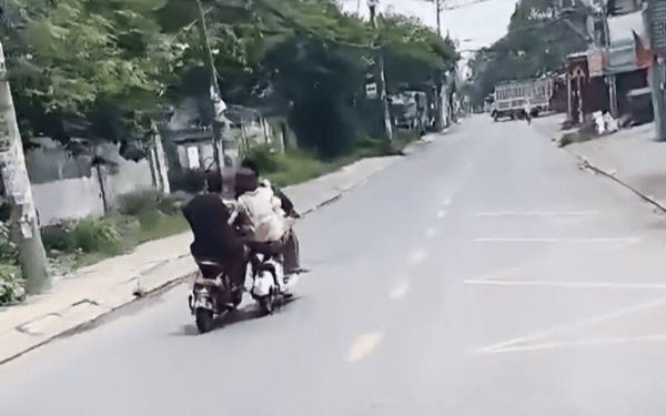 Công an xã Xuân Thới Sơn làm việc với 4 thiếu niên chạy xe đạp điện lạng lách, đánh võng