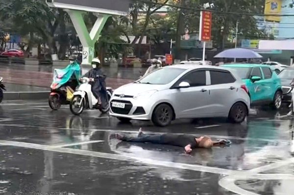 Công an xác minh, người đàn ông nằm giữa đường