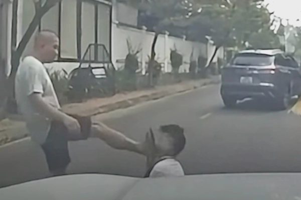 Công an xác minh vụ chặn đầu xe, đấm đá tài xế ngã gục xuống đường
