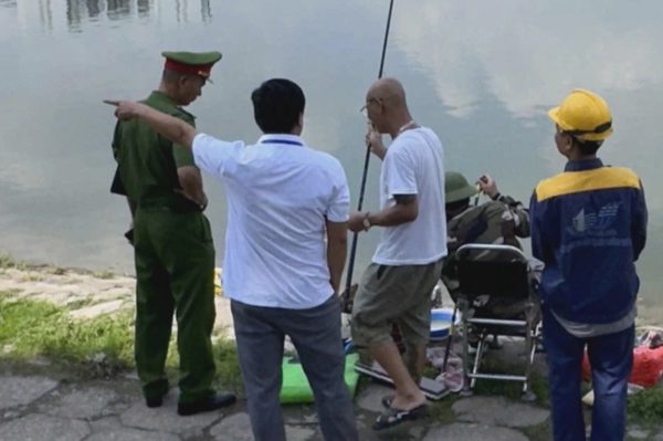 Công an xử lý "cần thủ" vi phạm tại hồ Định Công