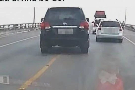Công an xử lý nữ tài xế đi vào làn ngược chiều trên cầu ở Hải Phòng