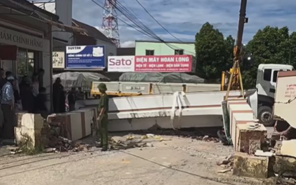 Cổng chào bị đổ sập đè trúng hai mẹ con sau vụ va chạm với xe cẩu