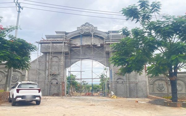 Cổng chào phải thật hoành tráng hay chỉ cần có giá trị biểu tượng?