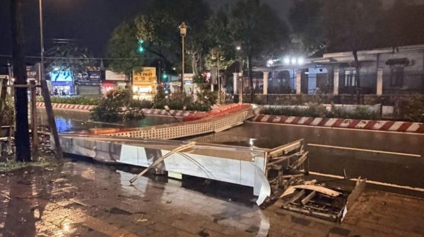 Cổng chào phường Bình Dương đổ sập trong mưa lớn kèm giông mạnh