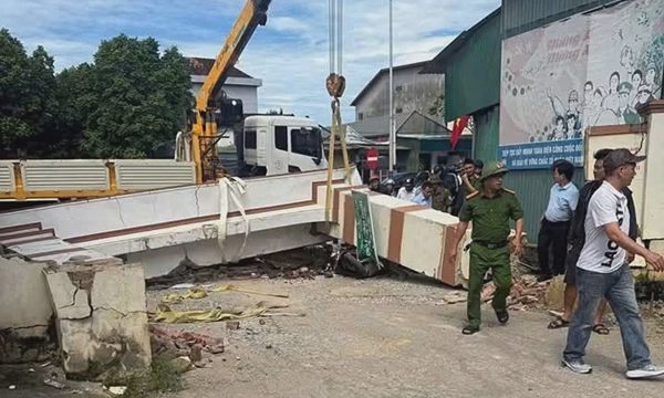 Cổng chào sập, đè đứt tay nam sinh