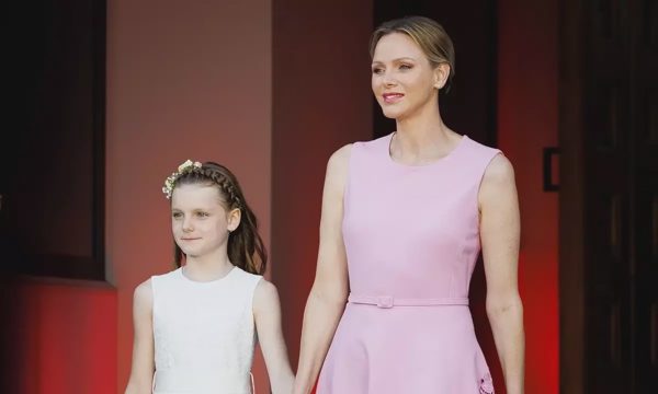 Công chúa Monaco mặc đồng điệu với mẹ