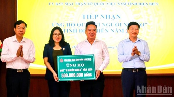 Công đoàn Ngân hàng Chính sách-Xã hội Việt Nam ủng hộ Quỹ “Vì người nghèo” tỉnh Điện Biên 500 triệu đồng