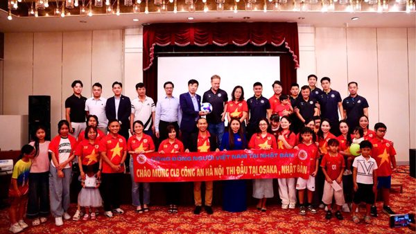 Cộng đồng người Việt tại Nhật giao lưu Câu lạc bộ Công an Hà Nội trước trận đấu với Gamba Osaka