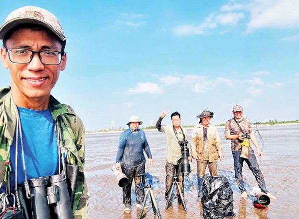 “Cõng” máy ảnh đi bảo vệ chim