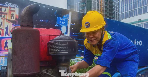 Công nhân dầm mưa bơm nước 'giải cứu' ngập chân cầu Ba Son