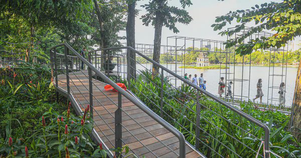 Công nhân gấp rút hoàn thiện 'dải lụa' uốn lượn quanh Hồ Gươm