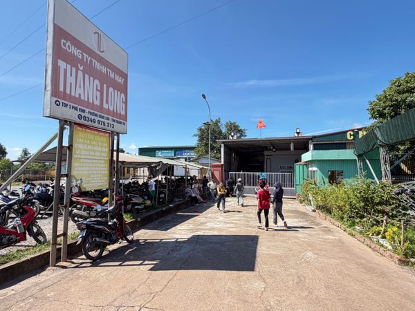 Công nhân may ở Quảng Trị ngồi chờ trước cổng doanh nghiệp đòi lương
