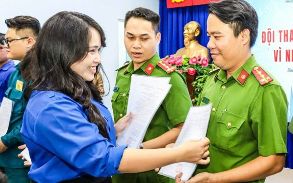 Công nhân tham gia chi hội, bạn trẻ tình nguyện vì Nhân dân phục vụ