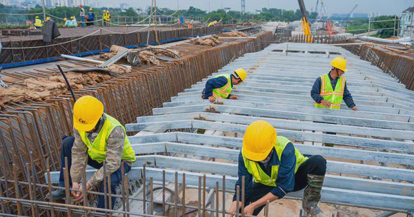 Công nhân thi công xuyên lễ dựng những nhịp cầu Trần Hưng Đạo