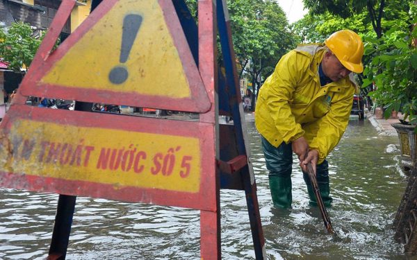 Công nhân thoát nước Hà Nội dầm mưa làm việc giữa đêm