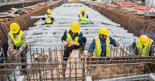 Công nhân xuyên lễ thi công cầu Trần Hưng Đạo, lắp những đốt dầm đầu tiên