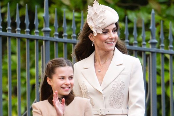 Công nương Kate và Công chúa Charlotte đi tàu điện ngầm tại London