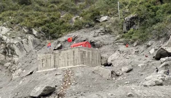 Công trình duy nhất còn sót lại ở cửa khẩu Trung Quốc - Nepal sau lũ quét