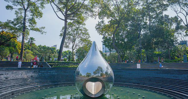 Công trình tạo hình giọt nước mắt khổng lồ, được Sun Group xây dựng thần tốc trên "khu đất vàng" 3 mặt tiền từng gắn với đại gia BĐS nức tiếng sở hữu 30.000 bất động sản