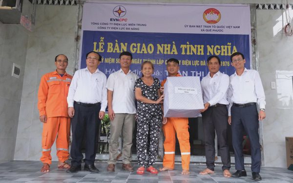 Công ty Điện lực Đà Nẵng bàn giao thêm ba căn nhà tình nghĩa