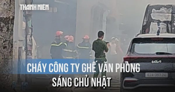 Công ty sản xuất ghế văn phòng cháy lớn, ô tô đỗ cạnh xưởng 'vạ lây'