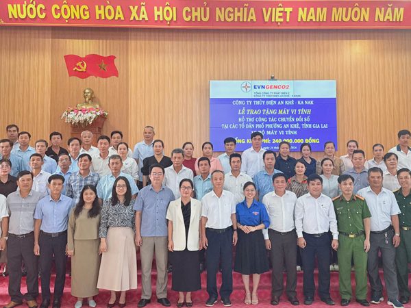 Công ty Thủy điện An Khê - Ka Nak hỗ trợ địa phương 30 bộ máy tính