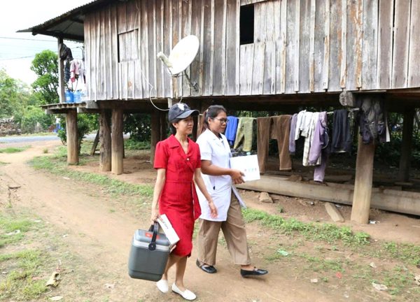 'Cõng' vắc xin tìm trẻ giữa đại ngàn